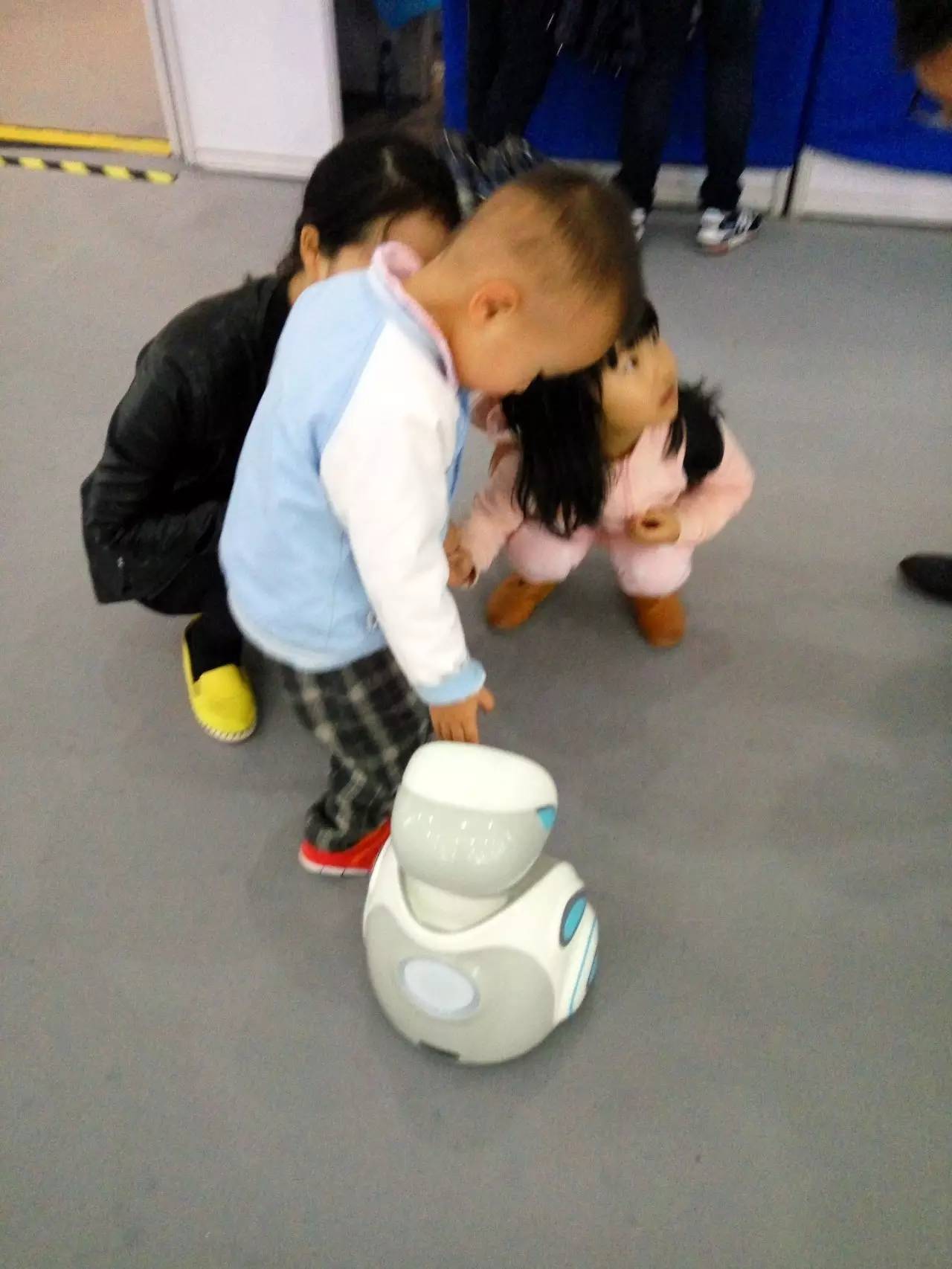 2-3岁孩子围观.jpg